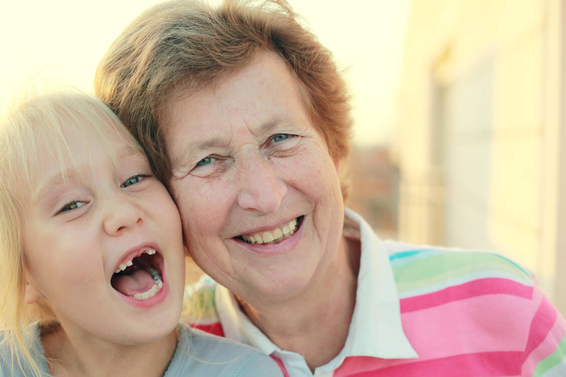 Gesunde Zähne sind in jedem Alter ein Grund zur Freude. / Foto: Adobe Stock/dubova