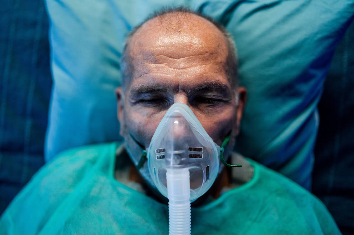 16.843 Menschen mussten in diesem Herbst/Winter im Krankenhaus aufgrund einer RSV-Infektion behandelt werden. 312 Patienten starben. Der Großteil war über 60 Jahre alt. / © Getty Images/Halfpoint Images
