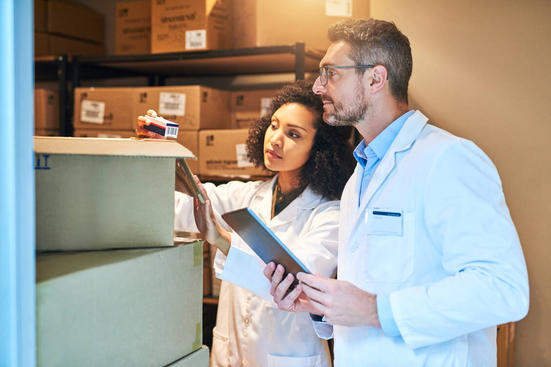 Medikamente mithilfe digitaler Bestellplattformen versenden – so könnte die Zukunft der Vor-Ort-Apotheken in Deutschland aussehen. / Foto: Getty Images/People Images