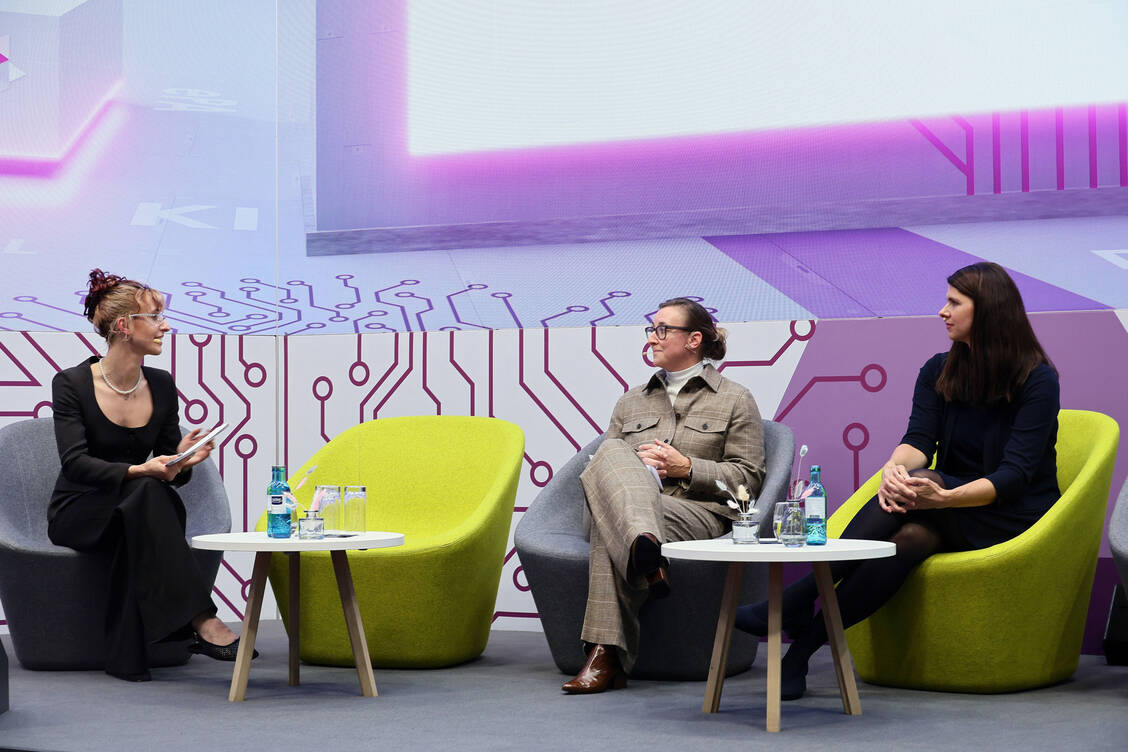 PZ-Volontärin und Moderatorin Paulina Kamm, Apothekerin Melanie Dolfen und Digitalberaterin Anja Konhäuser. (v.l.n.r.) / © PZ/Alois Müller
