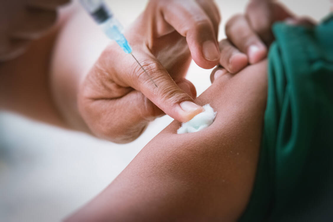 Ab morgen können sich Personen ab 18 Jahren auch in 40 saarländischen Apotheken gegen die Grippe impfen lassen / Foto: Shutterstock/PanyaStudio