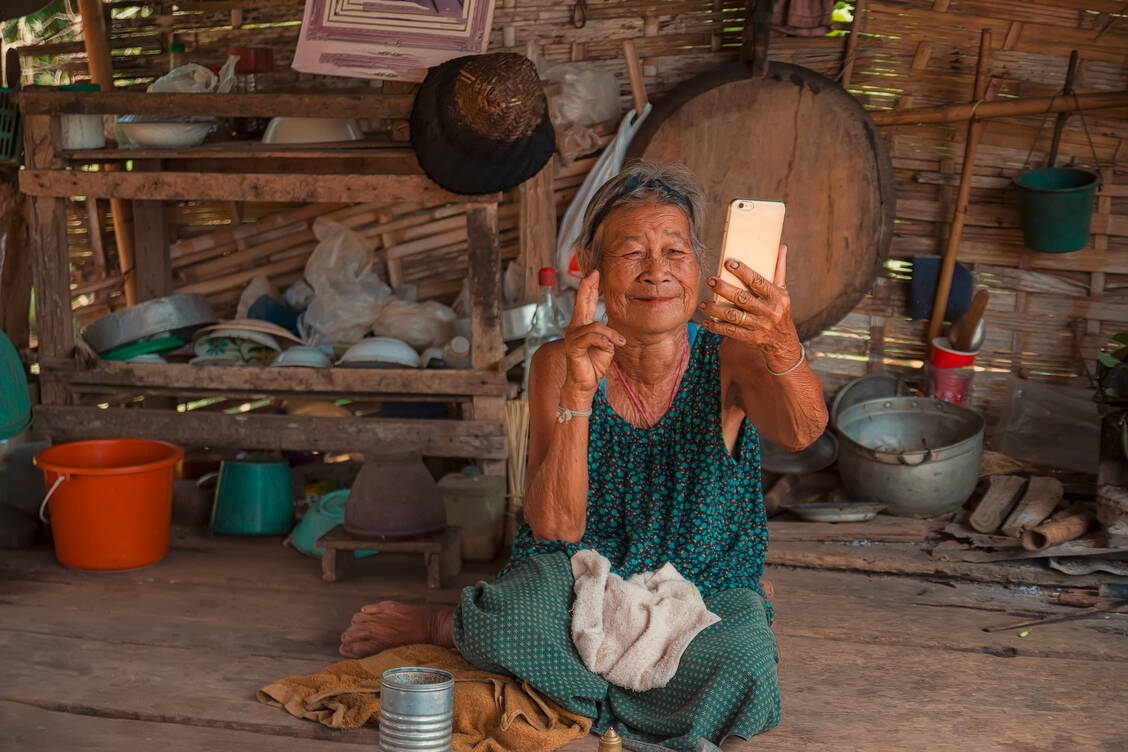 In Asien sind auch sehr ländliche Gegenden digital gut angebunden. In vielen Ländern besitzt nahezu jeder Einwohner ein Mobiltelefon. / Foto: Adobe Stock/visoot