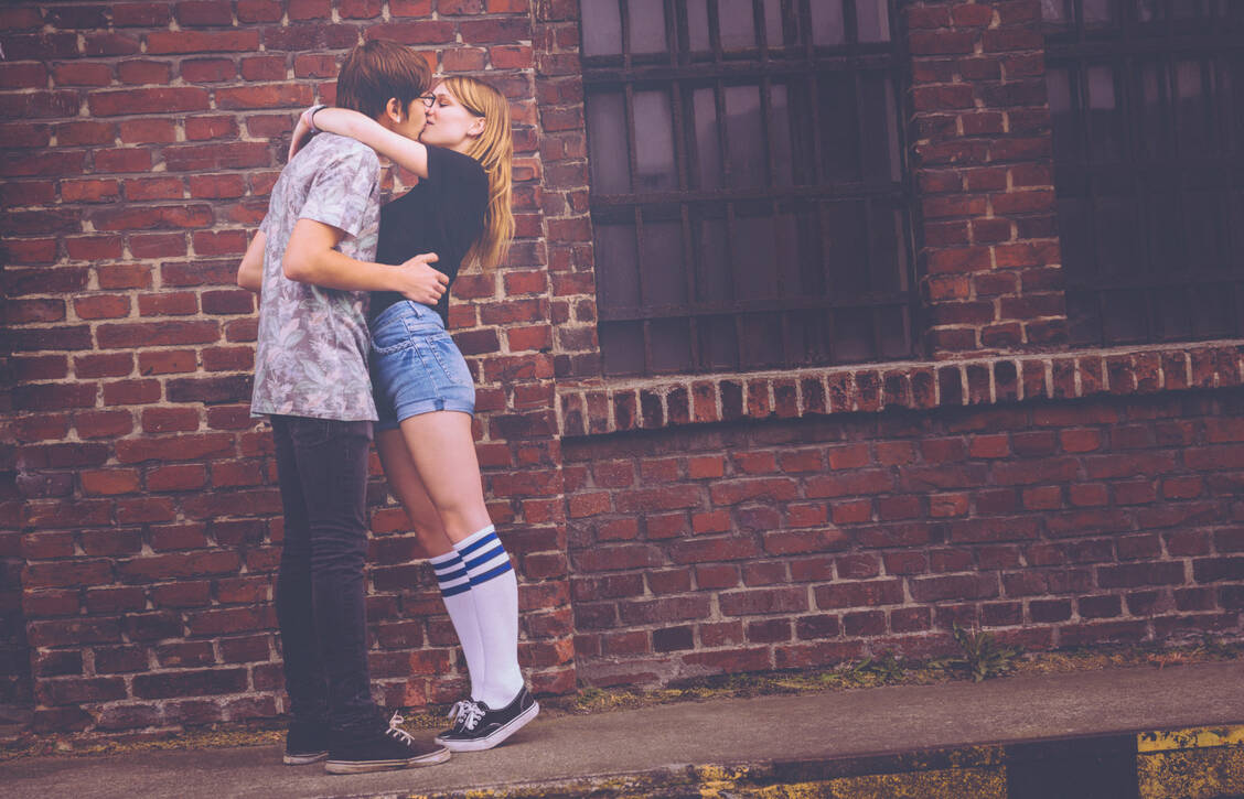 Die Mehrheit der Jugendlichen ist heute 19 Jahre alt, wenn es zum ersten Sex kommt. Die meisten warten auf den oder die Richtige. / © Getty Images/wundervisuals