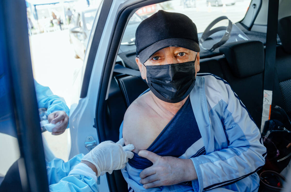 Die schnelle Durchimpfung der Weltbevölkerung könnte verhindern, dass sich gefährlichere Corona-Varianten ausbreiten (hier eine Impfung im Auto in Perus Hauptstadt Lima). / Foto: Getty Images/Juan Napurí/EyeEm
