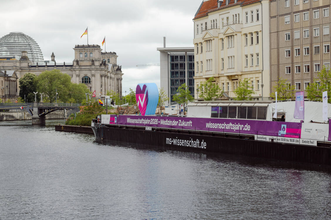 In Berlin hat die MS Wissenschaft zuerst angelegt. Von dort aus schippert sie nun durch 36 Städte in Deutschland, Polen und Österreich. / © Wissenschaft im Dialog/Ilja C. Hendel