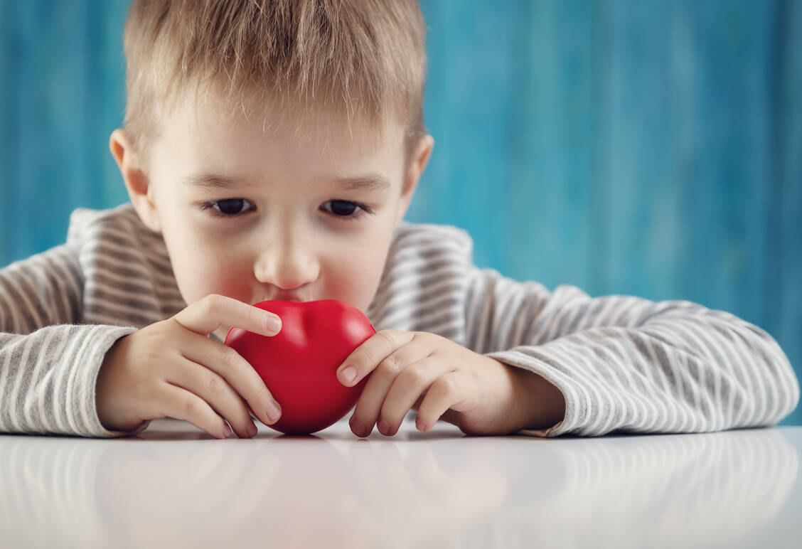 Acht von zehn Betroffenen mit einer seltenen Erkrankung erhalten die Diagnose erst, wenn sie erwachsen sind – dabei sind 80 Prozent der Erkrankungen genetisch determiniert und verursachen bereits vor dem 18. Geburtstag Probleme. / Foto: Getty Images/LeManna