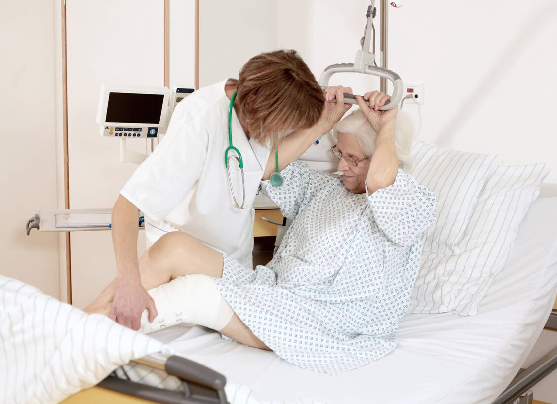 Frühmobilisation: hilfreich gegen Thrombosen, Lungenentzündung und Delir / Foto: Adobe Stock/StefanieBaum