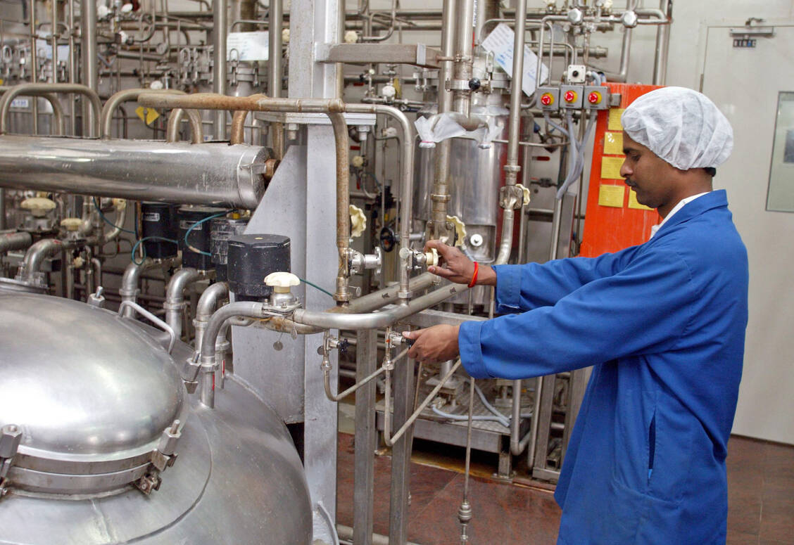 Viele Pharmakonzerne lassen Wirkstoffe in Asien herstellen. Hier die Arzneimittelproduktion in einem Werk in Indien. / Foto: imago/photothek