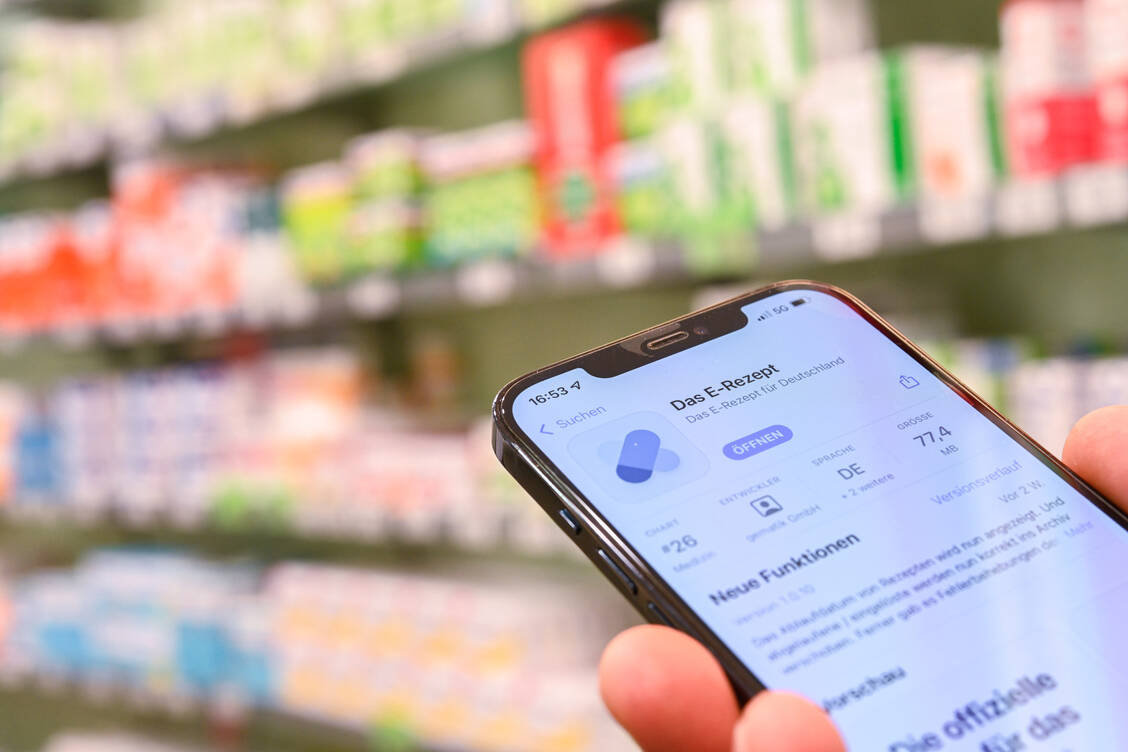 Bis zum 1. September müssen alle Apotheken technisch bereit fürs E-Rezept sein. Das sind sie jetzt schon. Offiziell »E-Rezept-ready« sind erst gut 8500 – aber die Zahl steigt. / Foto: picture alliance/dpa