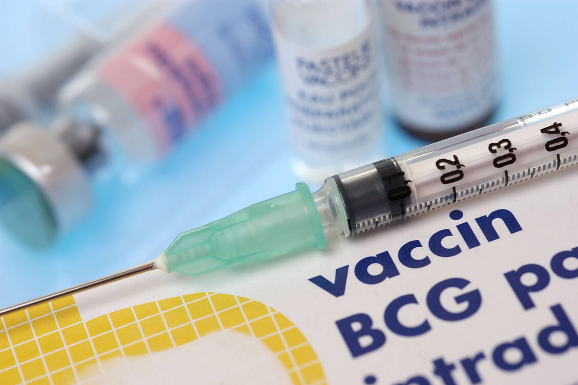 Die Tuberkulose-Impfung basierend auf Bacillus Calmette-Guérin (BCG) wird seit Jahrzehnten weltweit eingesetzt und mildert wohl auch andere Infektionen ab. / Foto: picture-alliance / BSIP/CARDOSO