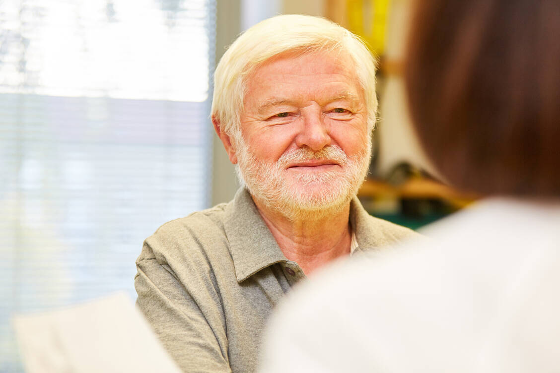 Hat ein älterer Mensch keine weiteren Risikofaktoren, die ihn für die Entstehung eines Ulkus prädisponieren, braucht er wegen einer NSAR-Verordnung allein keinen PPI-Schutz. / Foto: Adobe Stock/Robert Kneschke
