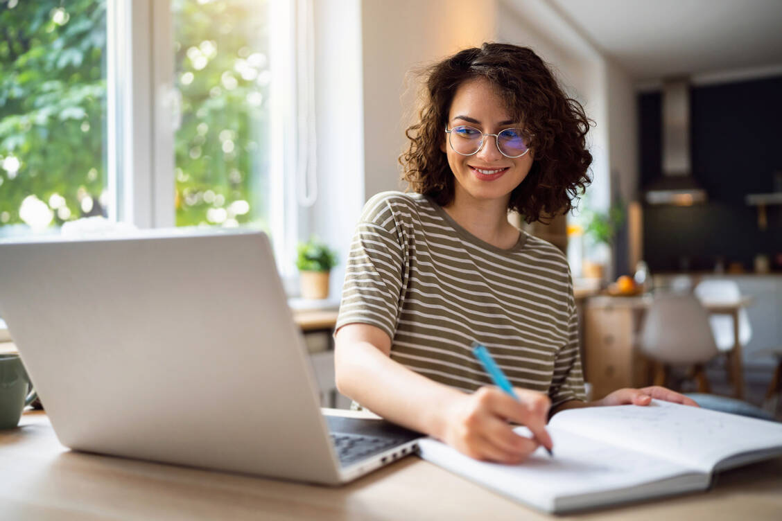 Digitale Tools zur Unterstützung bei der Medikationsanalyse können die Gesamtleistung der Studie zufolge verbessern. Die Studienautoren plädieren für den Einsatz in der Lehre. / Foto: Getty Images/	SrdjanPav