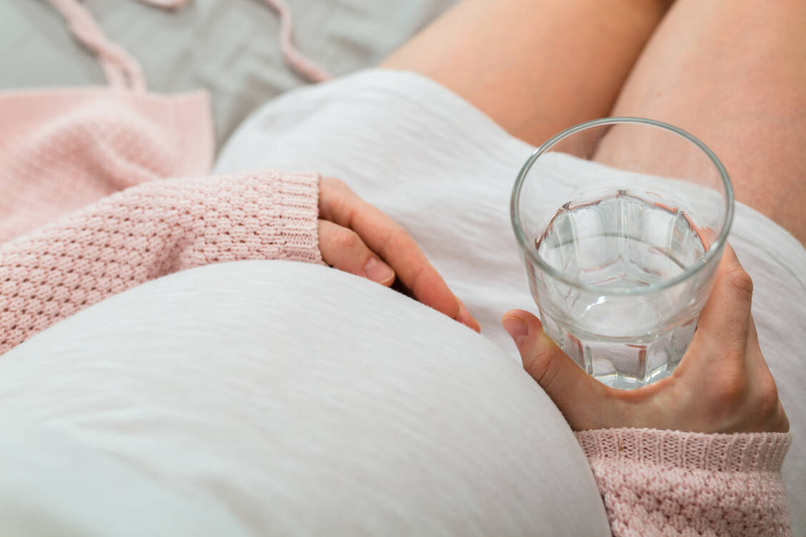 Etwa 40 Prozent der Schwangeren haben Verstopfung. Ausreichend zu trinken ist wichtig, um einer Obstipation vorzubeugen. / Foto: Adobe Stock/cherryandbees