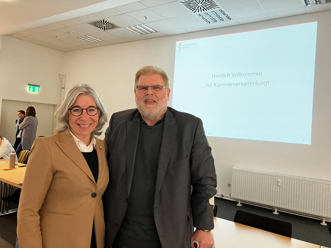 Sind sich auf Bundesebene nicht immer in allem einig, aber kämpfen nun entschlossen und geschlossen weiter für die Kernforderungen der Apothekerschaft: ABDA-Präsidentin Gabriele Regina Overwiening und Hamburgs Kammerpräsident Kai-Peter Siemsen. / Foto: PZ/Daniela Hüttemann
