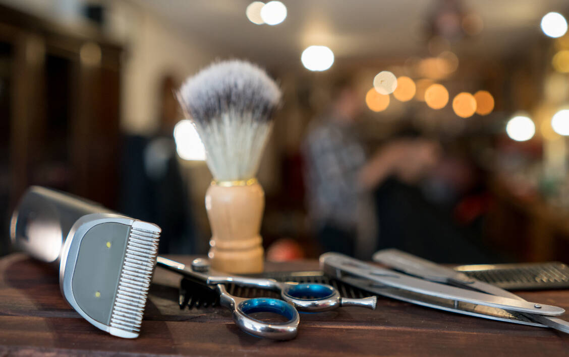 Möglicherweise mit ein Grund für die Verbreitung des Pilzes: Nichtwissen um hygienische Notwendigkeiten und die mangelnde Fortbildung von Mitarbeitern in Barbershops. / Foto: Getty Images/andresr