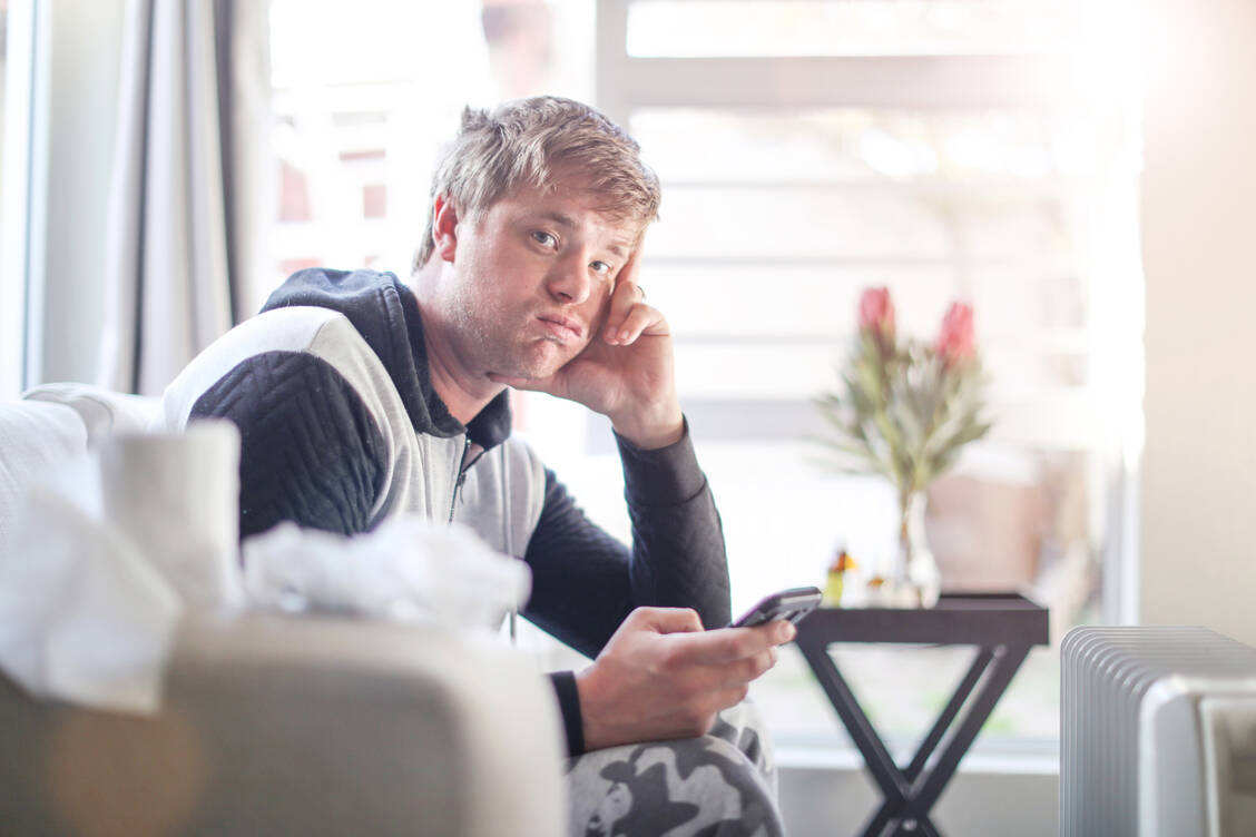 Wer sich mit dem Coronavirus angesteckt haben könnte und nur leichte Symptome hat, kann sich telefonisch bis zu 14 Tage krankschreiben lassen. / Foto: Getty Images/Petri Oeschger