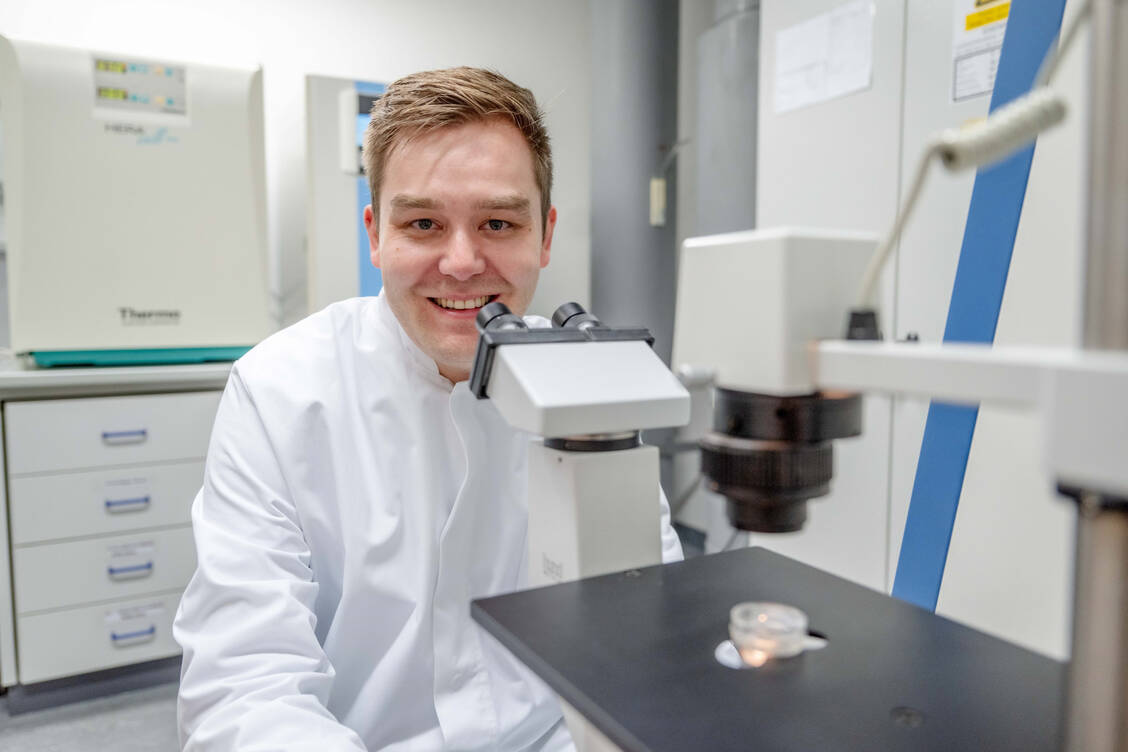 Der Chemiker Dr. Johannes Karges hat sich auf die medizinische Anwendung von Metallkomplexen spezialisiert. / Foto: Karges | Copyright: Katja Marquard / Ruhr-Universität Bochum)
