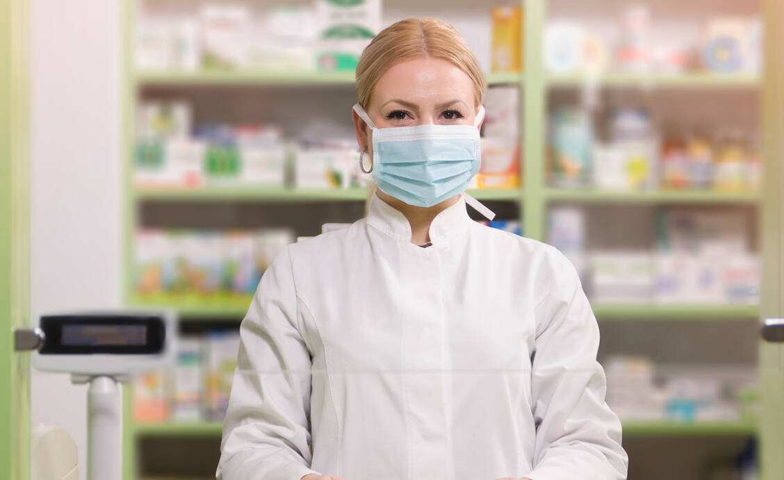 Mehr Flexibilität in Pandemie-Zeiten: Ausnahmeregelungen erleichtern Apothekern nun die Arzneimittelversorgung. / Foto: Getty Images/Phoenixns