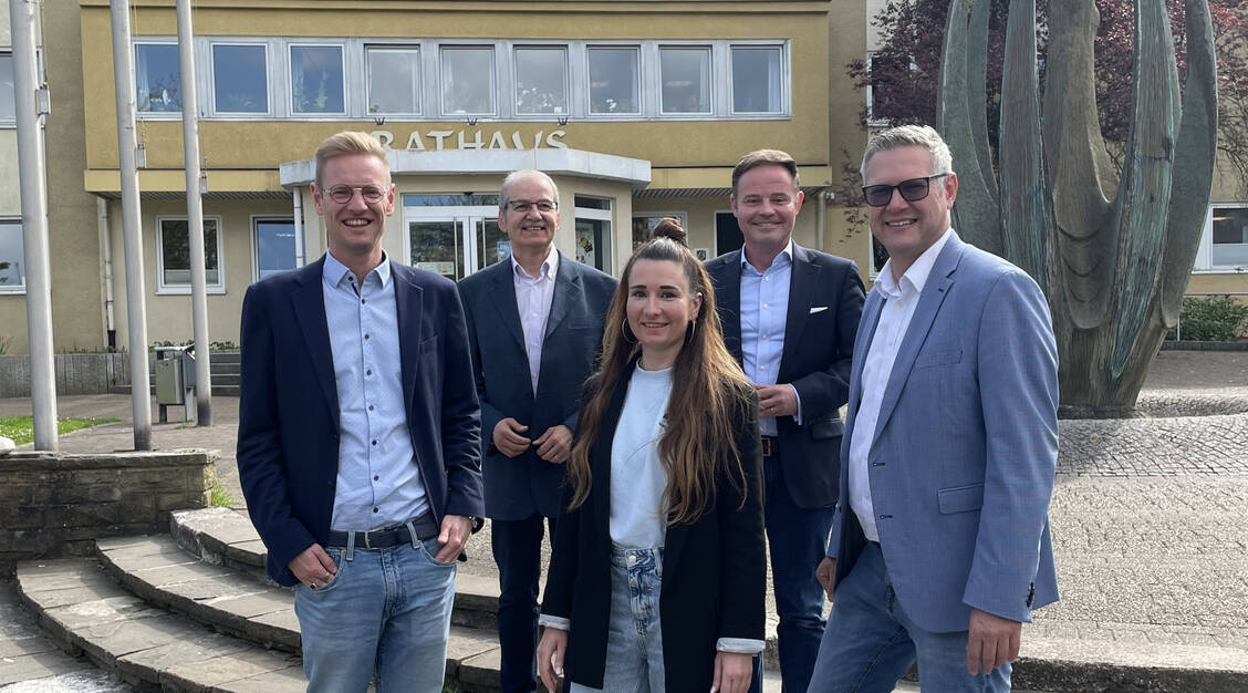 Die Apotheker Jan Harbecke, Niko Perpinias und Katrin Beier (v.l) haben sich mit dem CDU-Bundestagsabgeordneten Lars Ehm sowie Bürgermeister Carsten Wewers über die schwierige Situation vieler Apotheken ausgetauscht. / © AVWL