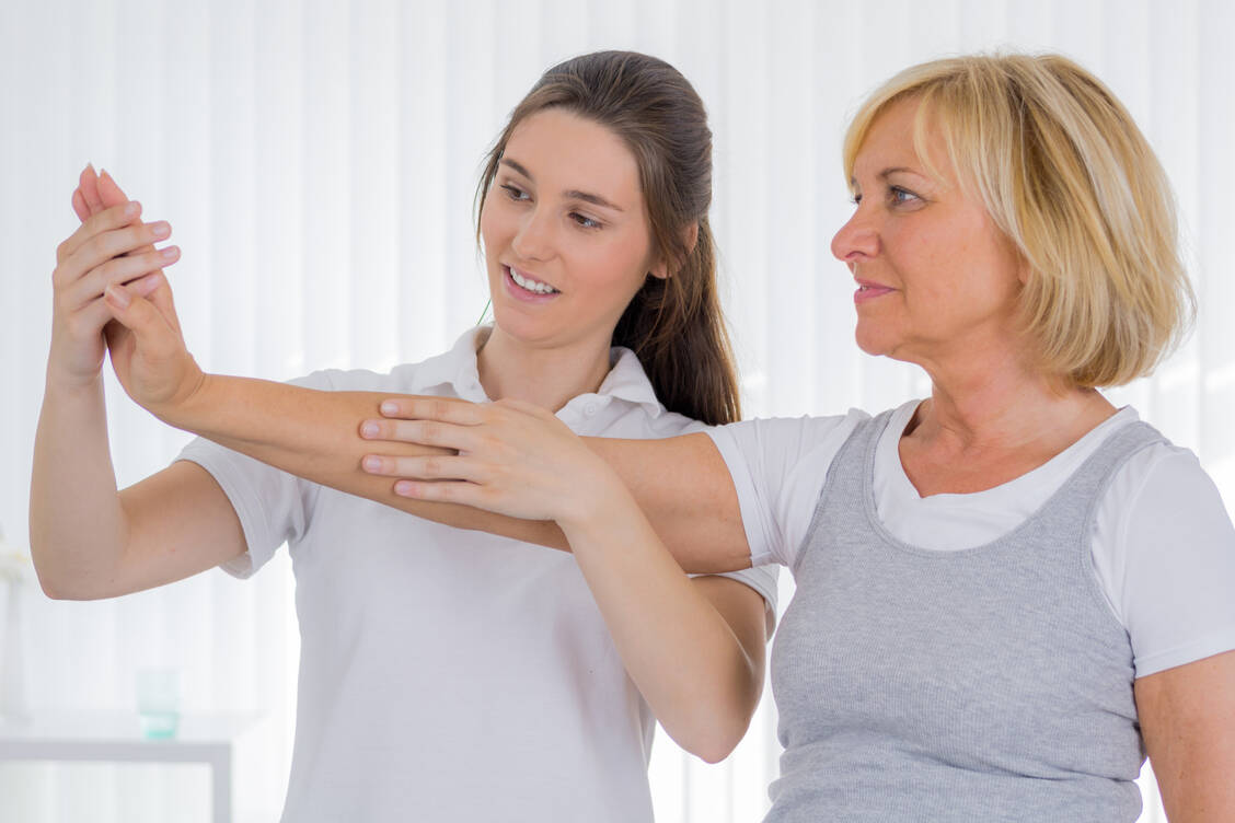 Physiotherapie kann helfen, Kraft und Beweglichkeit zu erhalten oder wieder aufzubauen. / © Adobe Stock/Racle Fotodesign