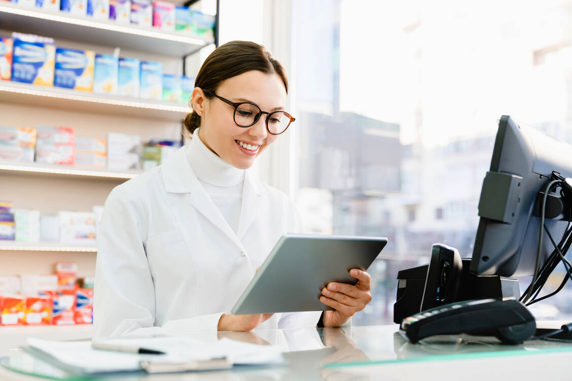 Zur Vorbereitung einer Medikationsberatung sollten Apotheker valide Informationsquellen heranziehen. Dabei haben sich einige Klassiker etabliert. / © Shutterstock/Inside Creative House