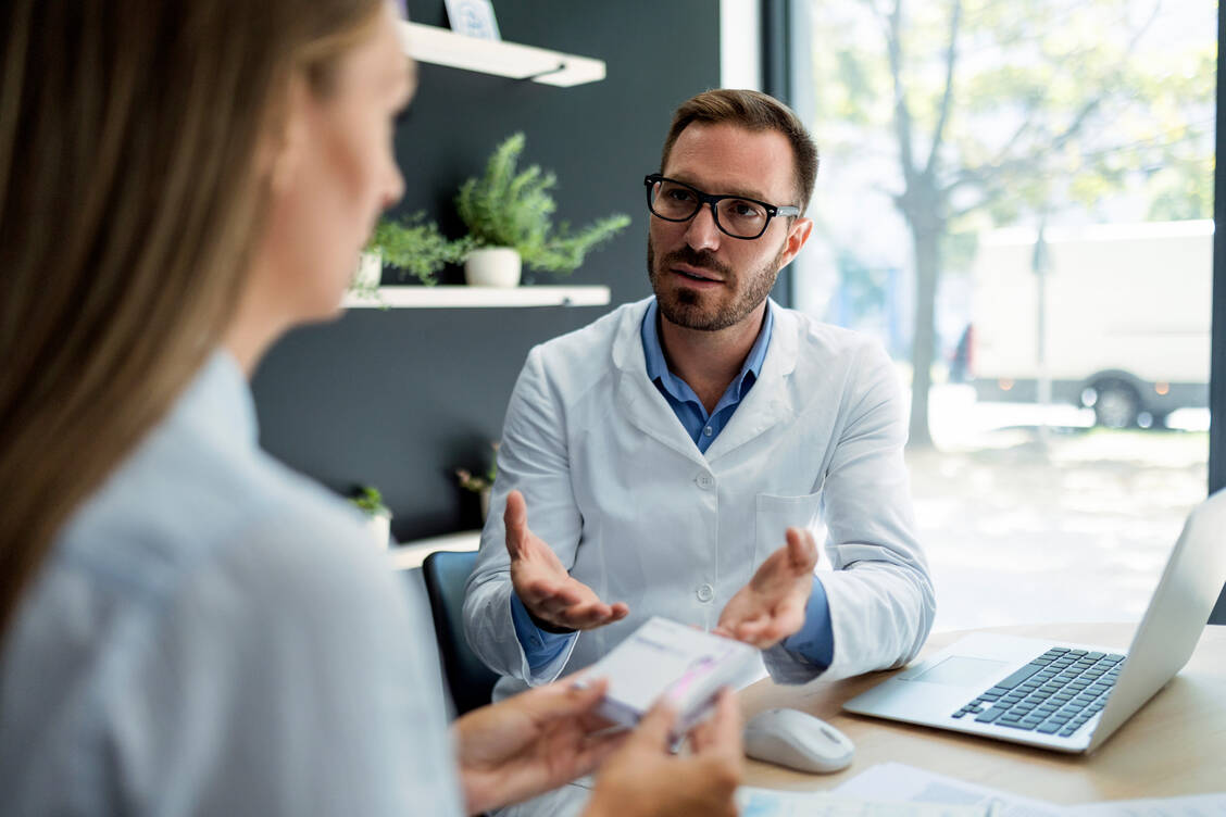 Künstliche Intelligenz kann Apothekerinnen und Apotheker unter anderem bei der Medikationsanalyse unterstützen. / Foto: Getty Images/Nastasic