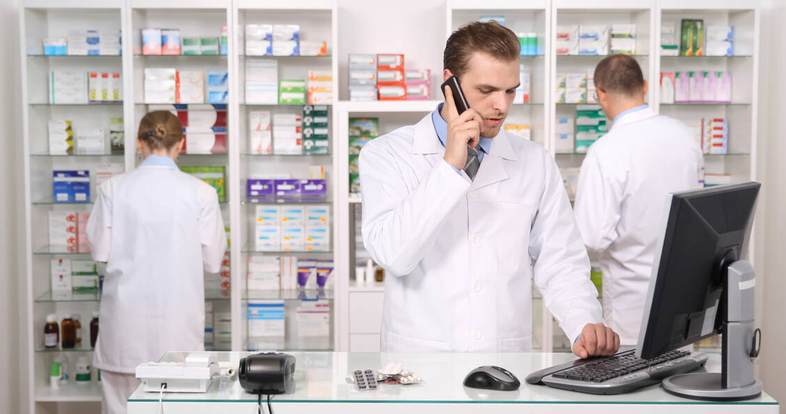 Im Medikationsmanagement sind Arzt und Apotheker gleichberechtigte Partner. Werden arzneimittel­bezogene Probleme erkannt, beraten sie gemeinsam. / Foto: Adobe Stock/LEDOMSTOCK