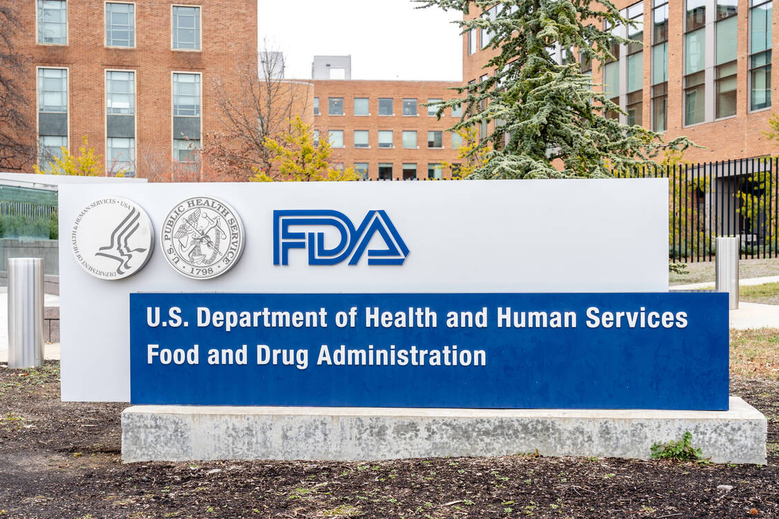 Die US-Zulassungsbehörde FDA will künftig standardmäßig nur noch eine statt zwei Studien als Voraussetzung für eine Zulassung von neuen Arzneistoffen akzeptieren. / © Adobe Stock/JHVEPhoto