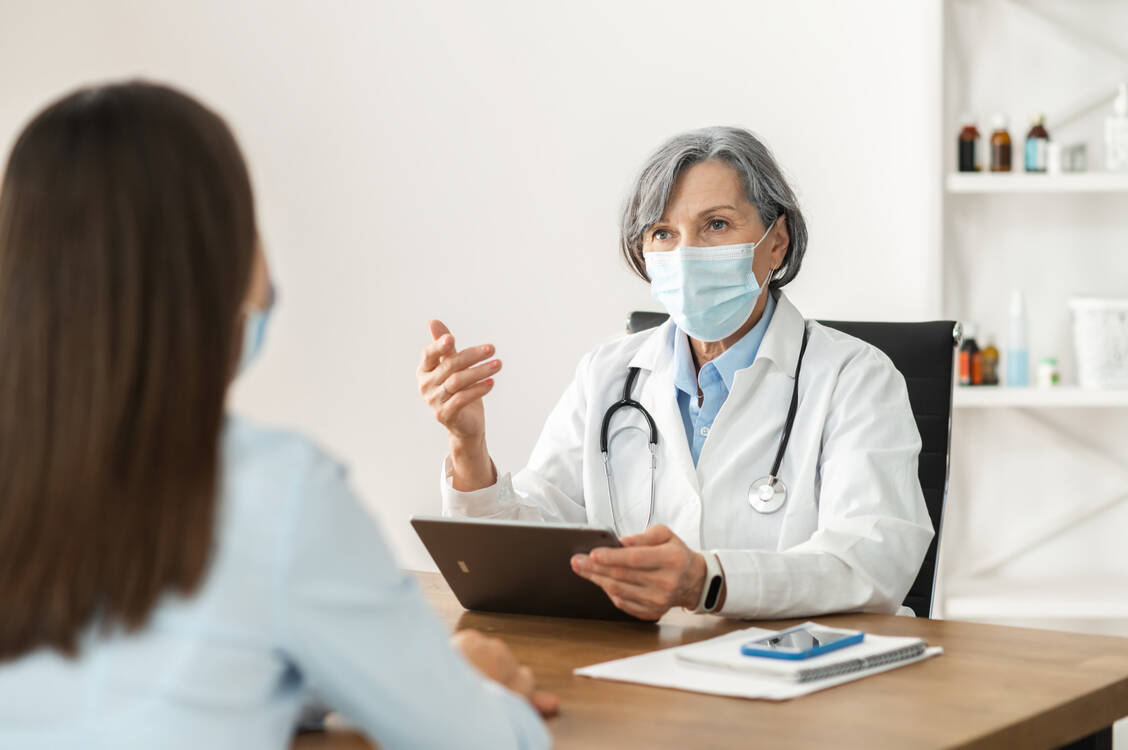 Die Diagnose systemischer Lupus erythematodes (SLE) wird anhand verschiedener Befunde gestellt. Unter anderem wird die Haut untersucht und Blut abgenommen. / Foto: Adobe stock/Вадим Пастух