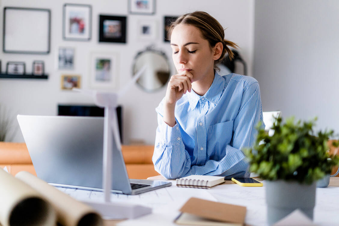 Migräne-Patienten berichteten in einer Studie über eine anfängliche Stressreduktion durch Homeoffice im Lockdown an, doch gab es keine langfristigen positiven Auswirkungen auf die primären Kopfschmerzerkrankungen. / Foto: Westend61 / Giorgio Fochesato