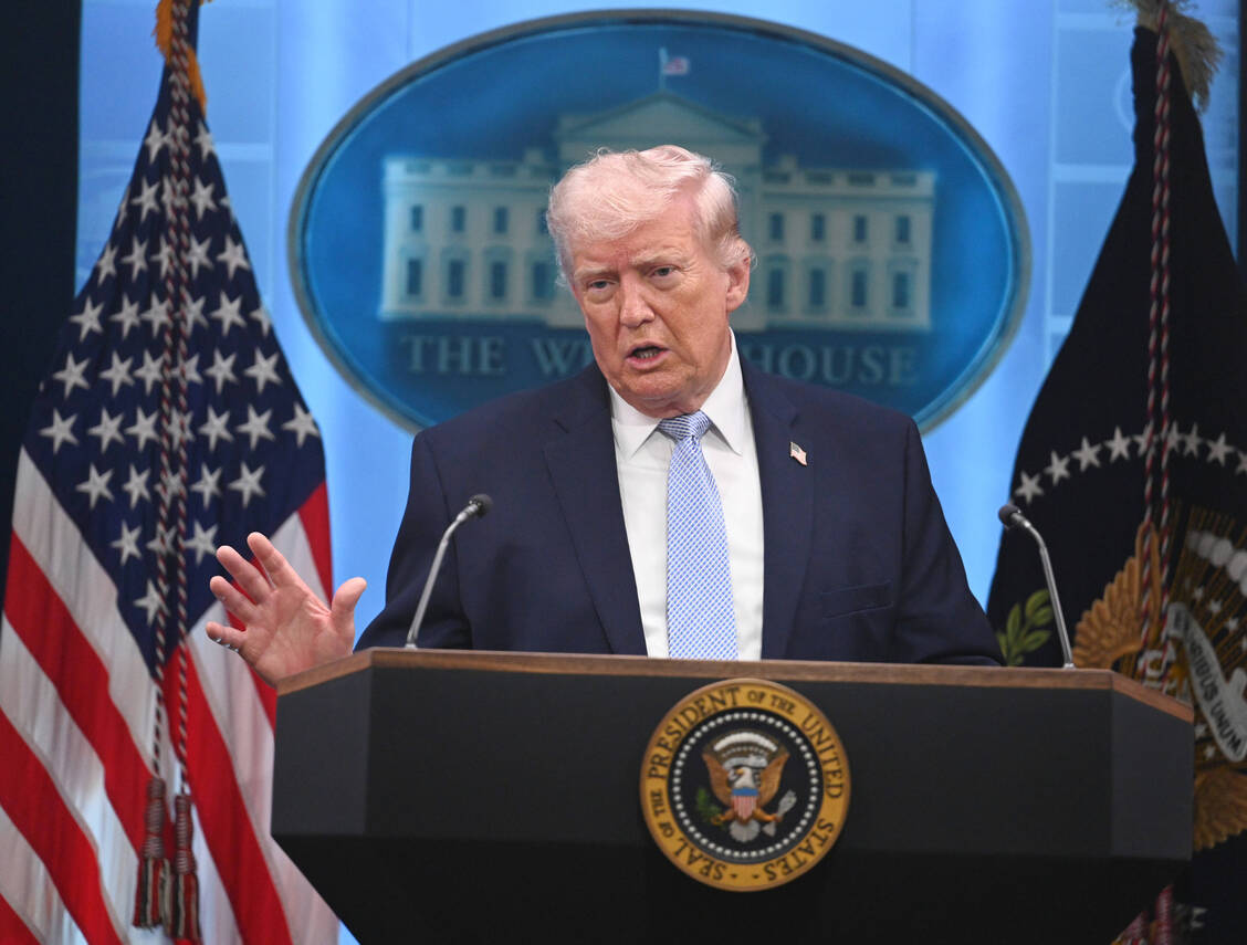 Die Pläne der Regierung von US-Präsident Donald Trump, die staatlichen Zuschüsse für Medicare-Part-D-Tarife auslaufen zu lassen, stoßen bei Demokraten und Teilen der Gesundheitsbranche auf Kritik. / © IMAGO/VCG