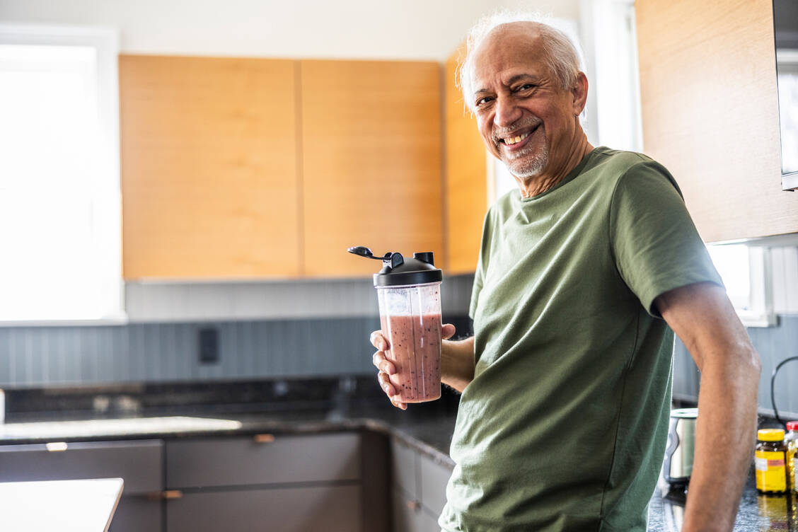 Eine ausreichende Proteinzufuhr ist wichtig, auch für die Knochengesundheit. / © Getty Images/MoMo Productions