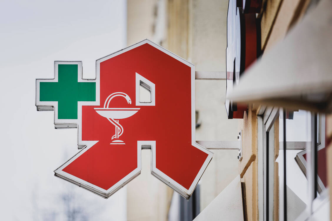 Nach den Höchstständen der Vorjahre sind die Kaufpreise für Apotheken laut einer Analyse der Apobank spürbar gesunken. / © Imago Images/photothek