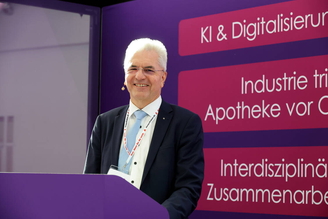 Der DAV-Vorsitzende Hans-Peter Hubmann eröffnete die Expopharm in München. Mit Blick auf die gesetzlich festgelegten neuen Kompetenzen sagte er: »Die Apotheke vor Ort ist wichtiger denn je.« / © PZ/Alois Müller
