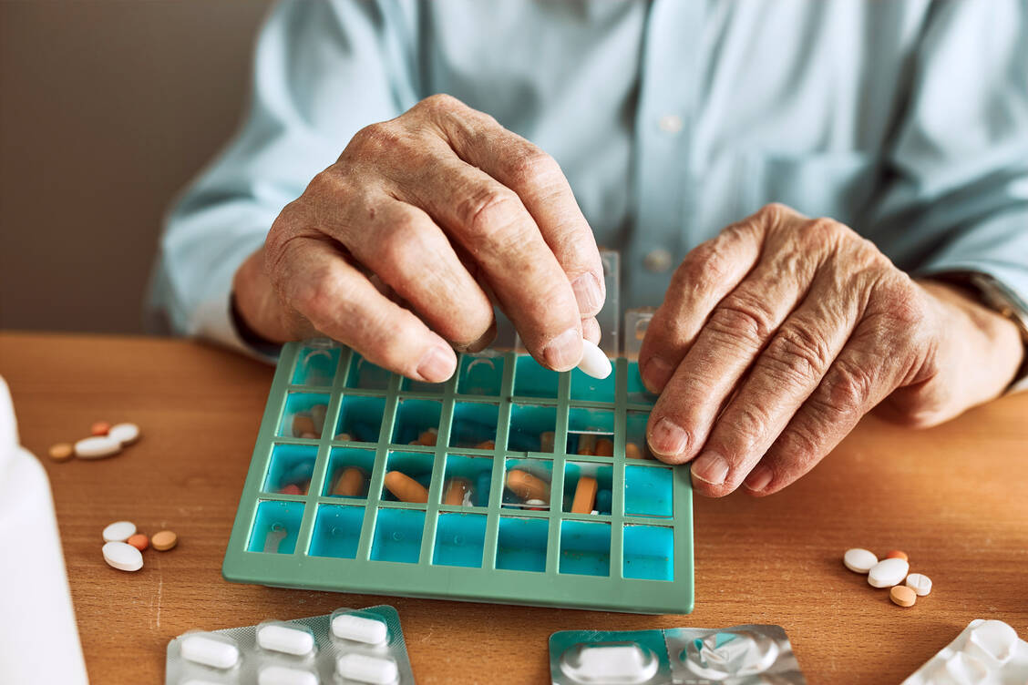 Eine Polymedikation begünstigt die Entwicklung eines Delirs bei Senioren. Besonders riskant sind anticholinerg wirksame Arzneimittel. / Foto: Adobe Stock/Przemek Klos