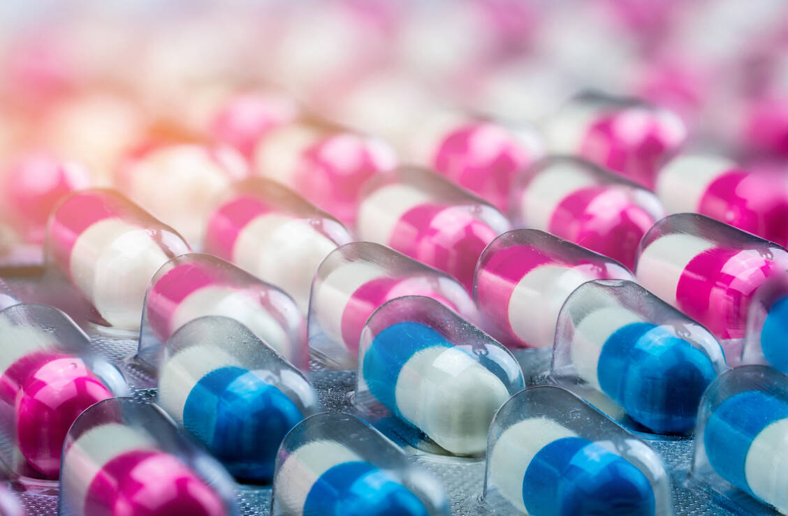 Im ersten Pandemiejahr haben die Apotheken deutlich weniger Antibiotika-Packungen abgegeben als im Vorjahr. / Foto: Adobe Stock/Artinun