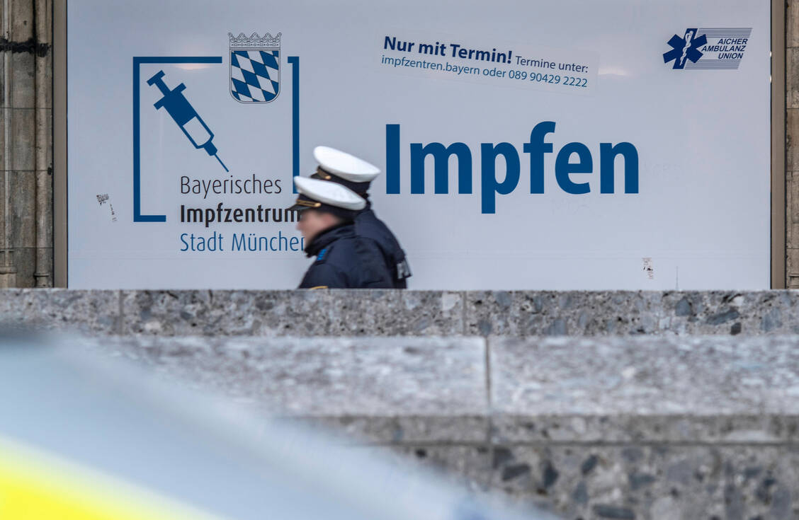 Dass die Polizei ungeimpfte Menschen zur Covid-19-Impfung begleiten und damit zwingen könnte, sich impfen zu lassen, hält der Jurist und ehemalige Richter Udo Di Fabio für verfassungswidrig. Andere Sanktionsmöglichkeiten wie etwa ein Bußgeld wären aber denkbar. / Foto: Imago Images/Wolfgang Maria Weber