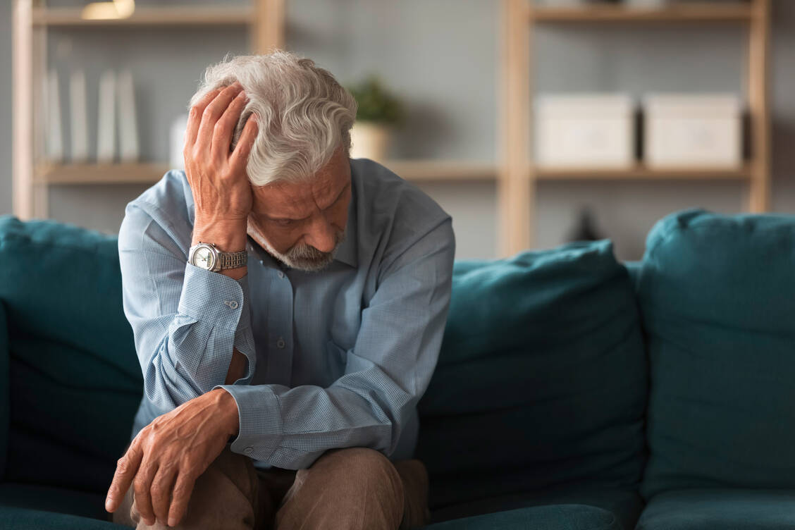 Zu den Symptomen von Long Covid zählt eine anhaltende, starke Müdigkeit, die Betroffene sehr belastet. / Foto: Shutterstock/fizkes