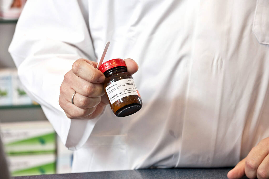 Die korrekte Beschriftung von Rezepturarzneimitteln ist eine Kunst. DAC/NRF helfen dabei. / Foto: ABDA