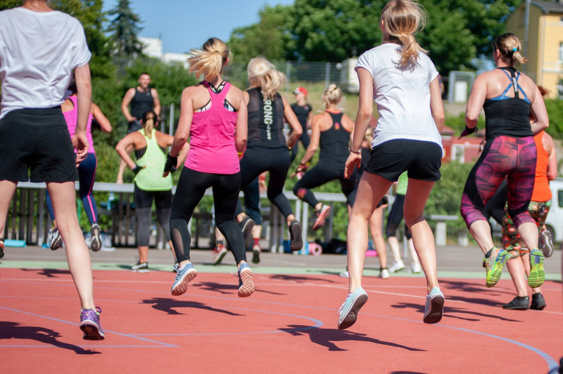 Tanzen, Laufen oder Pilates:  Ausdauersport und regelmäßige Bewegung können die die Progression von Morbus Parkinson verlangsamen. / Foto: Foto: AktivZeit