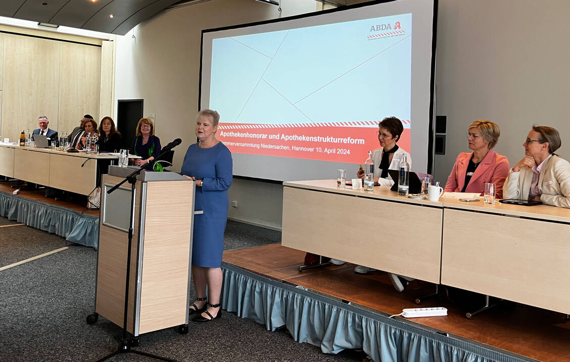 Eigentlich waren das Apothekenhonorar und die Apothekenstrukturreform das Vortragsthema von Gastreferentin Claudia Korf, ABDA-Geschäftsführerin Ökonomie. Aus aktuellem Anlass ging sie auch auf das Card-Link-Verfahren ein. / Foto: PZ/Daniela Hüttemann
