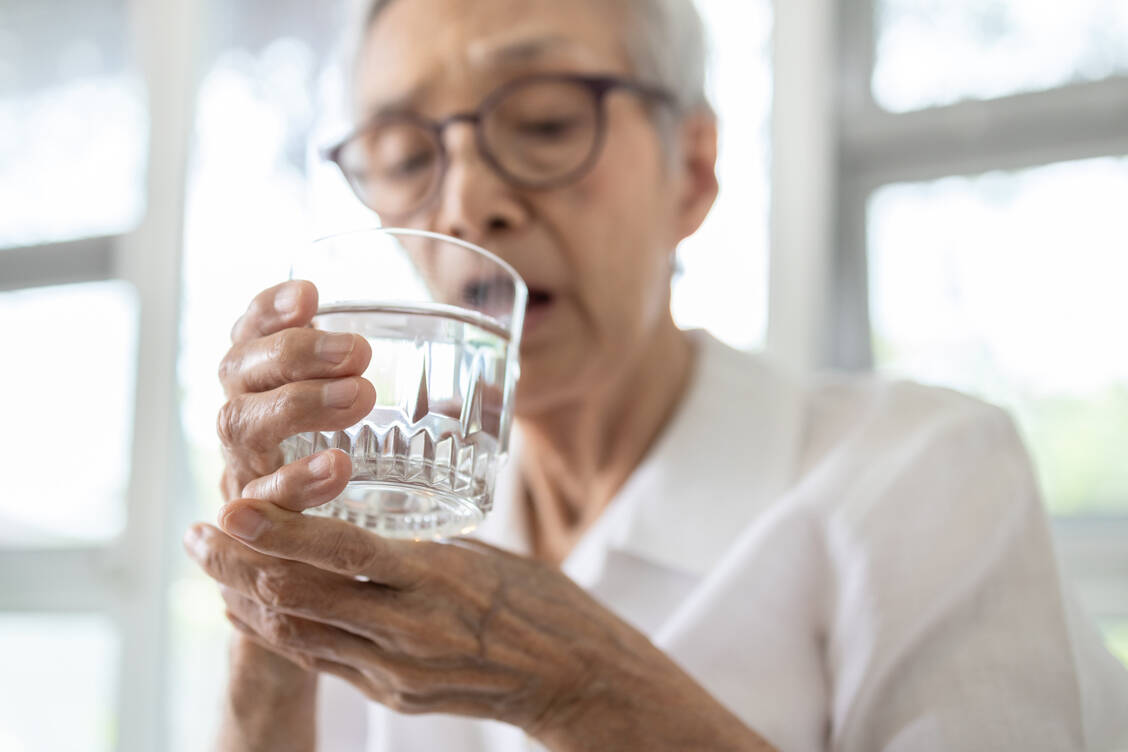 Als typisches Symptom einer Parkinson-Erkrankung gelten zittrige Hände (Tremor). / Foto: Adobe Stock/Satjawat