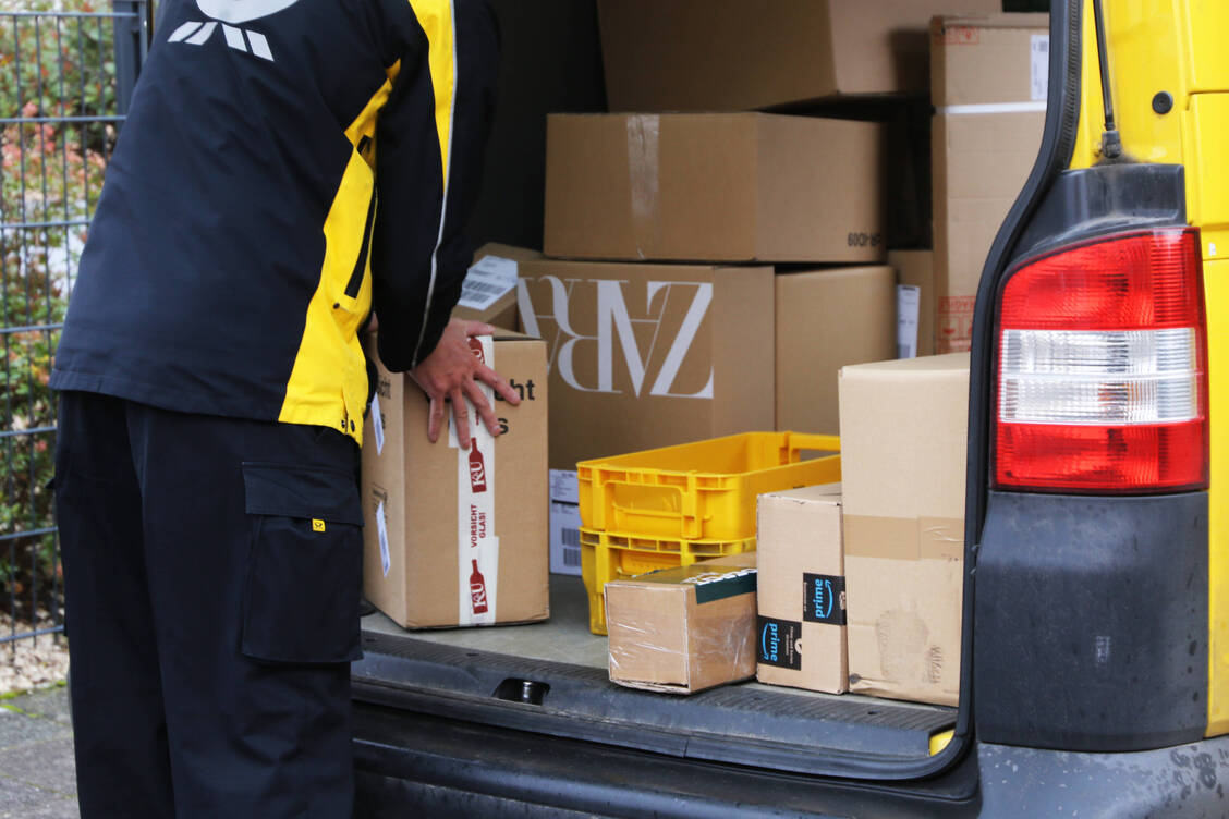 Hitze oder Kälte schutzlos ausgeliefert: Viele EU-Versender verschicken ihre Arzneimittel über Logistikdienstleister wie DHL. Eine Temperaturkontrolle gibt es nicht. / Foto: Imago images/U. J. Alexander