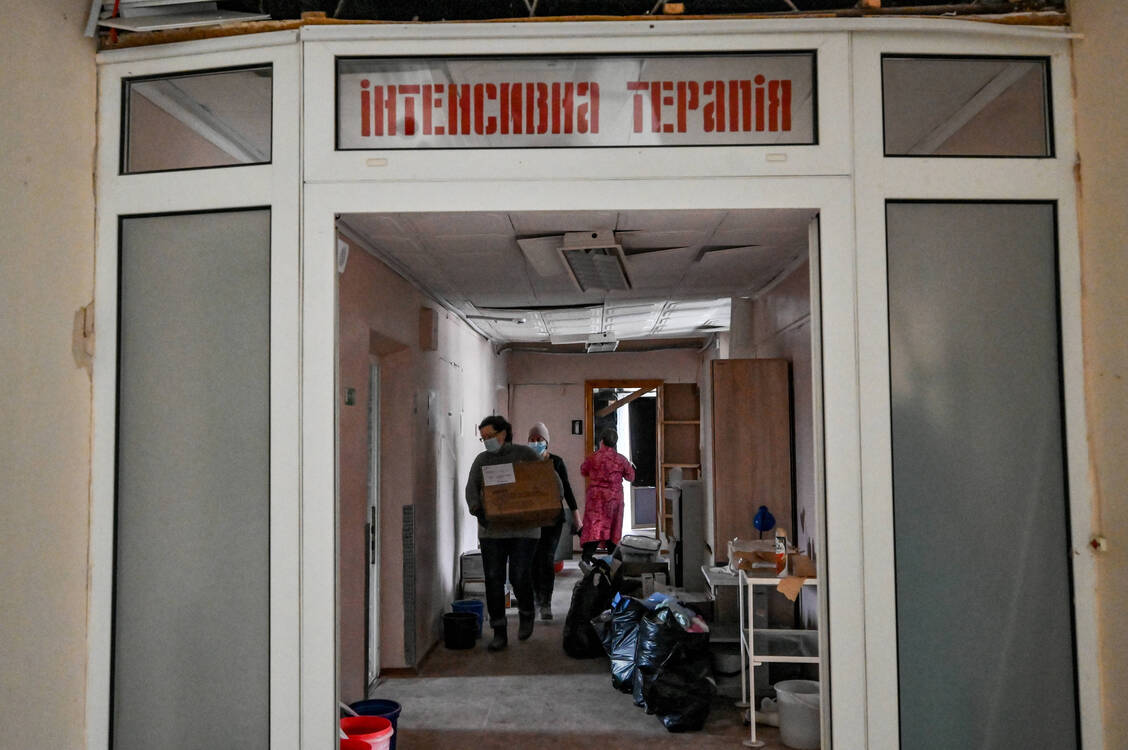 Mitarbeiter des Gesundheitswesens haben Ausrüstung und Dokumente geborgen, nachdem ein Raketenangriff russischer Truppen die Entbindungsstation des Krankenhauses Vilniansk zerstört hatte und das Leben eines zwei Tage alten Säuglings forderte.  / Foto: IMAGO/Ukrinform
