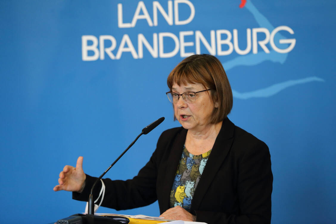 Konzertierte Aktionen gegen Lieferengpässe: Brandenburgs Gesundheitsministerin Ursula Nonnemacher (Grüne) macht sich für gemeinsame Initiativen mit anderen Ländern stark. / Foto: Imago Images/Martin Müller
