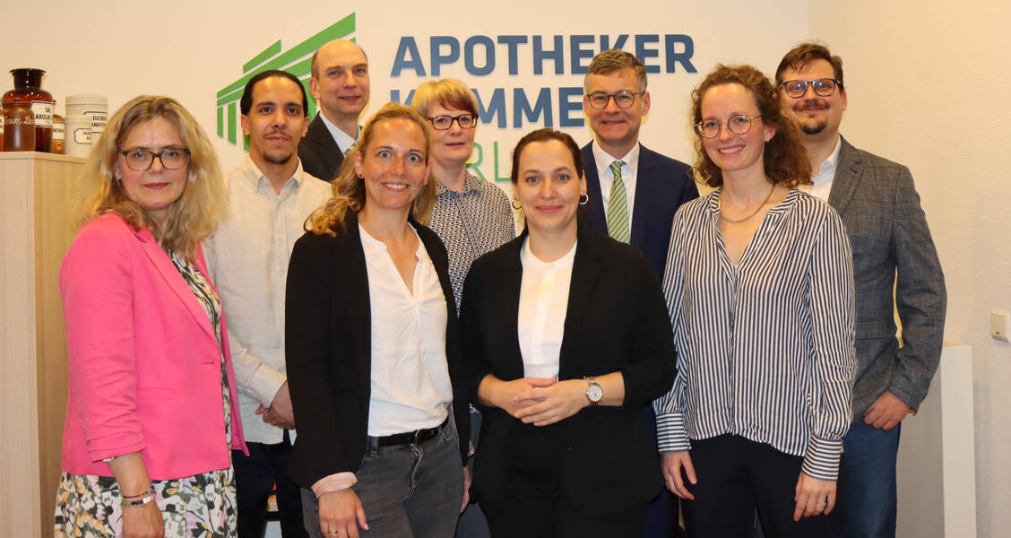 Neue Präsidentin der Berliner Apothekerkammer ist Ina Lucas (vordere Reihe, 3.v.l.). In den Vorstand gewählt wurden zudem Manuela Spann, Robert Schmidt, Julia Dippner-Kocyba, Martina Fischer, Katrin Paul, Christian Zimmermann und Yahia El-Mohamad. / Foto: Apothekerkammer Berlin