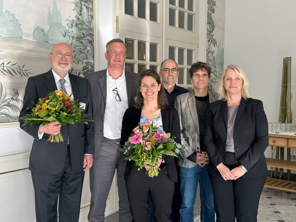 Die neue BVVA-Vorsitzende Heike Gnekow, Ehrenvorsitzender Klaus Peterseim (mit Blumensträußen) und die weitere Verbandsführung auf der Jahrestagung in Mainz (von links): Vorstandsmitglieder Guido Kruse, Christian Suter, Michael Marxen und Geschäftsführerin Christiane Müller. / Foto: BVVA