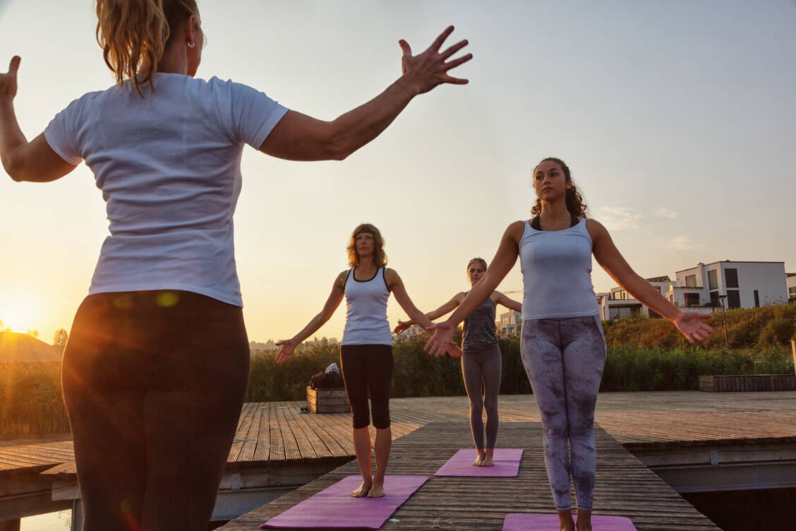 Sonnengrüße kann man sowohl morgens als auch abends machen – wie es am besten zum eigenen Biorhythmus und Tagesplan passt. Hauptsache ist, dass man sich überhaupt bewegt. / Foto: Getty Images/SilviaJansen