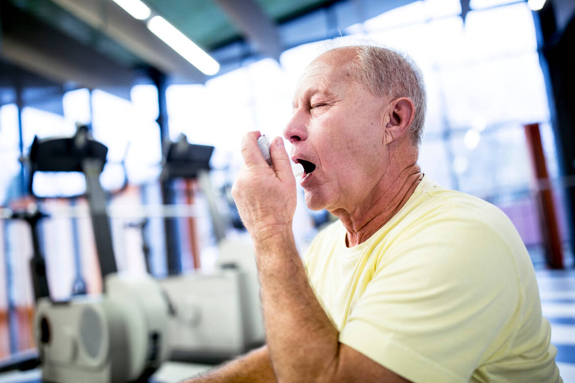 So geht es nicht: Wenn man nicht einmal das Mundstück seines Inhalators umschließt, kommt überhaupt kein Wirkstoff mehr in den Tiefen der Lunge an. / Foto: Getty Images/Science Photo Library