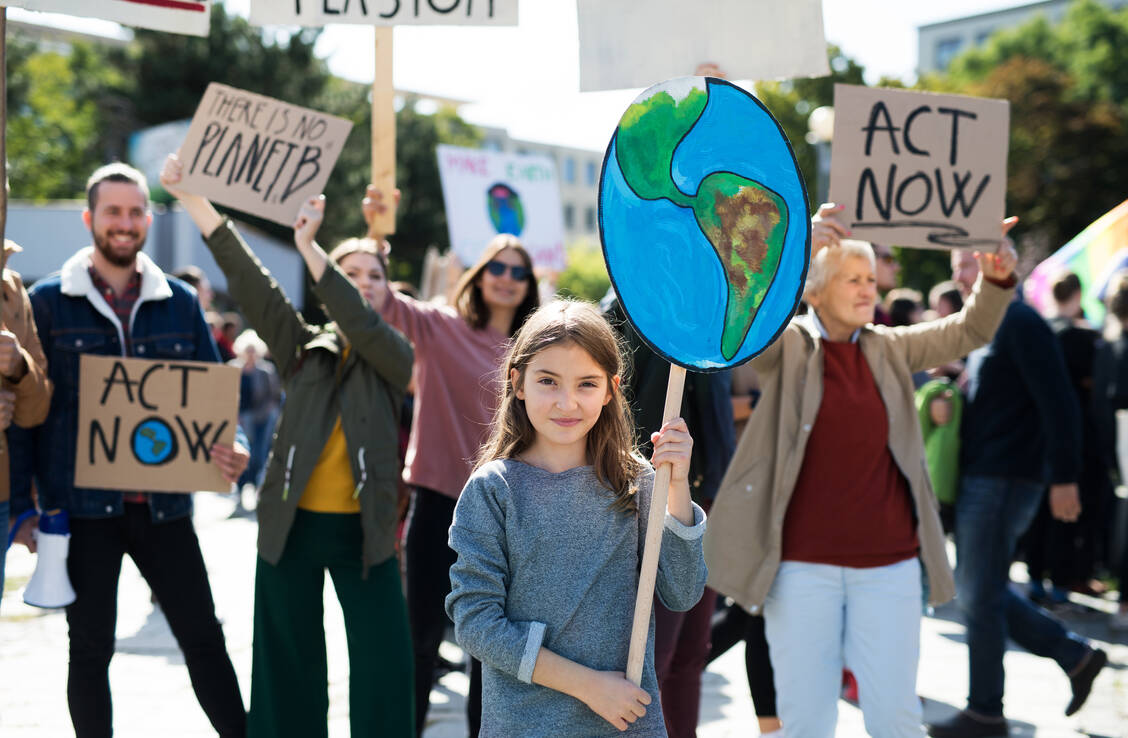 Kinder und Jugendliche unterstützen zunehmend die Klimaschutzbewegung. Sie werden von den negativen Folgen der Erderwärmung am stärksten betroffen sein. / Foto: Adobe Stock/Halfpoint